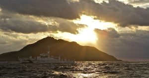 O navă a pazei de coastă japoneze patrulează în apropierea insulei Uotsuri, cea mai mare dintre insulele Senkaku.